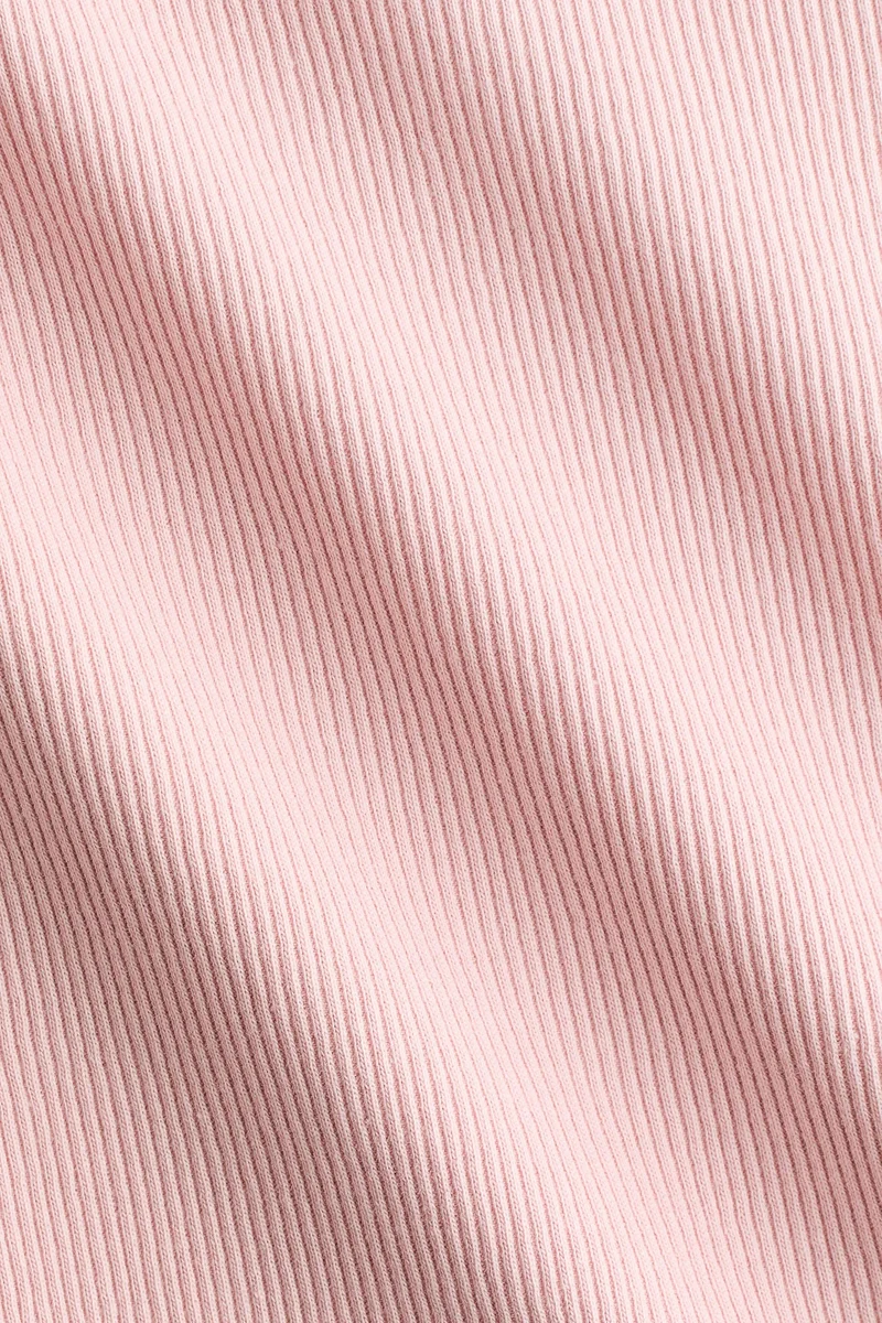 اتش اند ام تي-شيرت بتصميم مرن